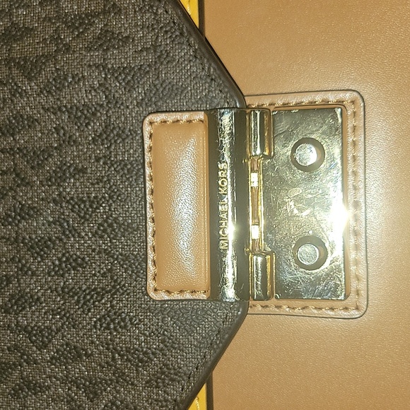 Micheal Kors Crossbody - Picture 2 of 5